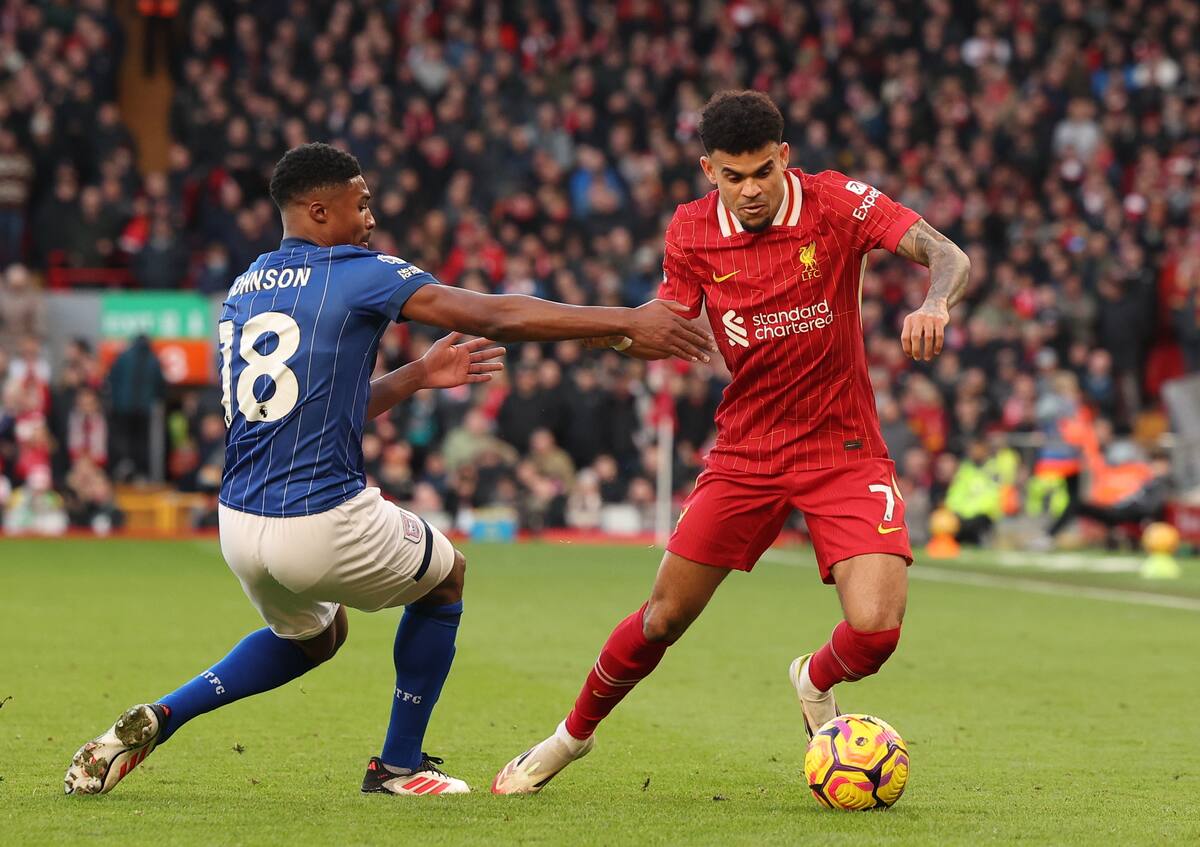 Ben Johnson de Ipswich Town (izq.) en acción contra Luis Díaz de Liverpool (der.) durante la Premier League inglesa. //EFE