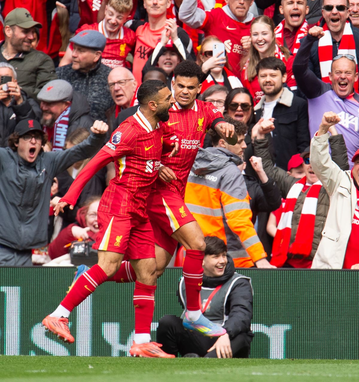Luis Diaz celebra con Mohamed Salah el tanto que convirtió contra West Ham. //FE