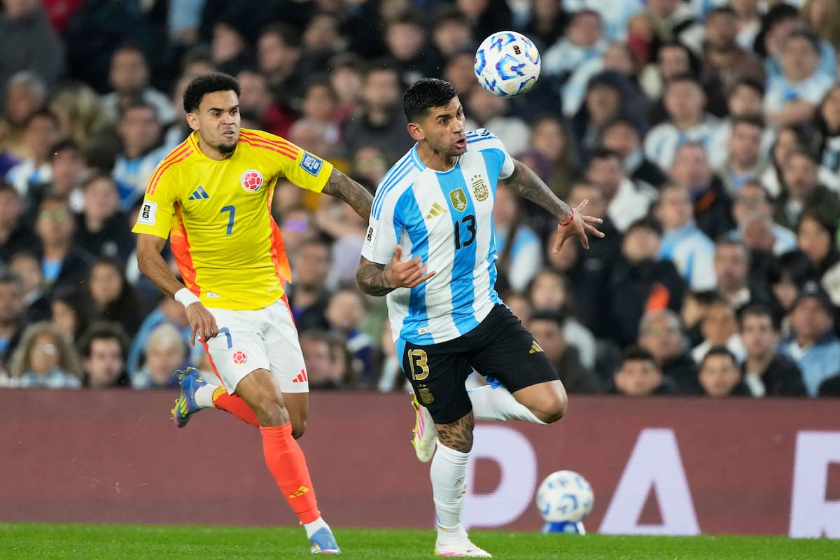Luis Díaz fue un dolor de cabeza para los defensas argentinos durante todo el partido. //Foto, AP: Natacha Pisarenko