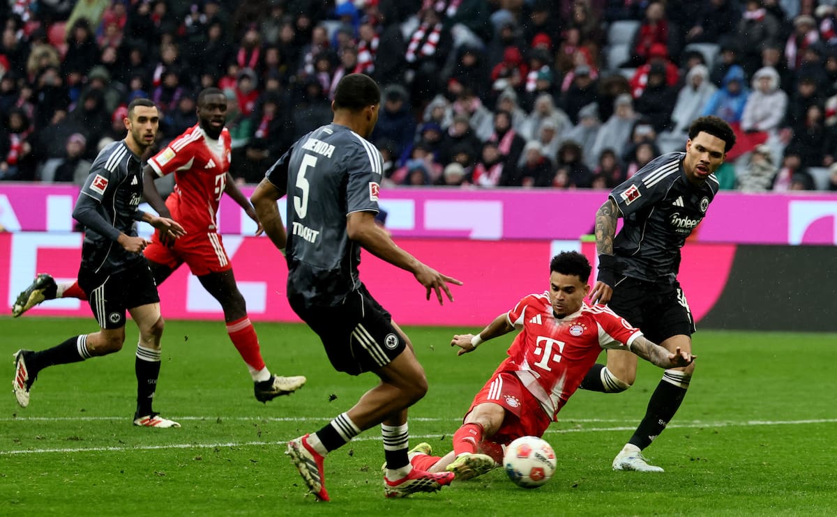 Luis Díaz casi marca un nuevo gol ante Eintracht Frankfurt en la Bundesliga. //Foto, EFE: RONALD WITTEK