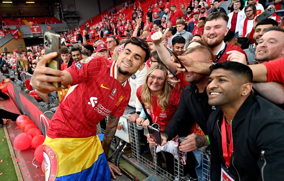 Luis Díaz celebró con los fanáticos de Liverpool el título de la Premier League en Inglaterra. //EFE
