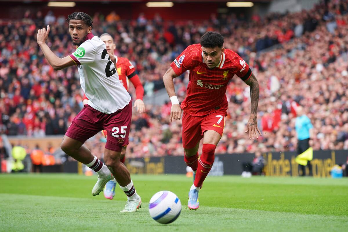 Luis Díaz del Liverpool, a la derecha, en acción contra Jean-Clair Todibo del West Ham durante la Premier League inglesa. //AP