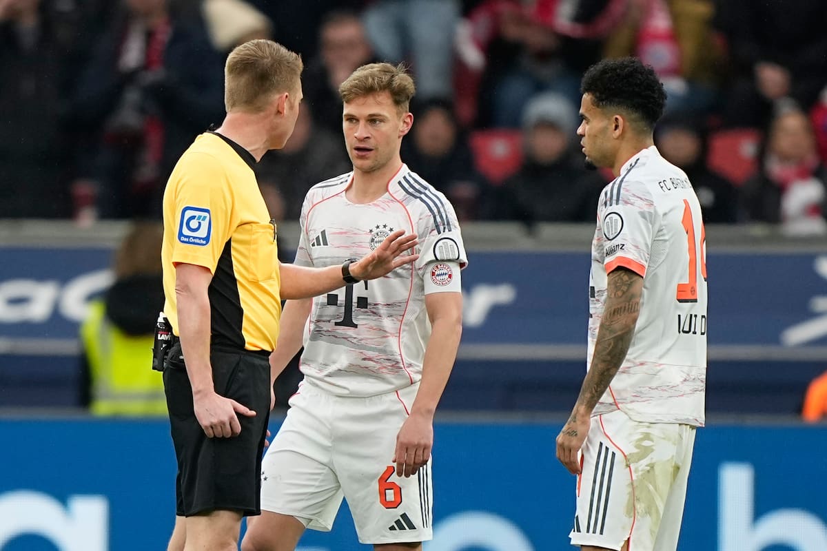 Luis Díaz le reclama al árbitro tras la supuesta falta sobre él que generó el gol de Bayer Leverkusen. //Foto, AP: Martin Meissner
