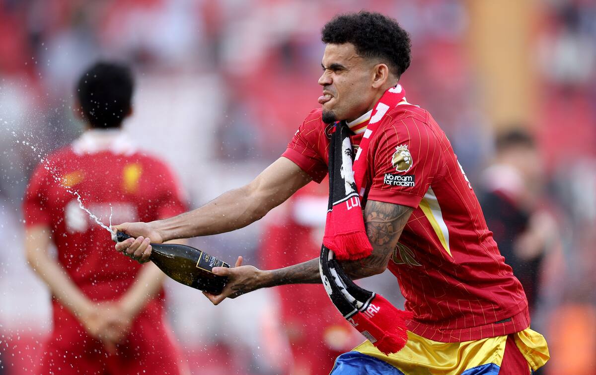 Luis Díaz celebró su quinto título con el Liverpool en Inglaterra. //EFE