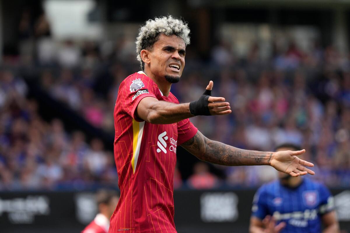 Luis Díaz tuvo una actuación discreta en su debut en esta nueva temporada de Liverpool. //AP