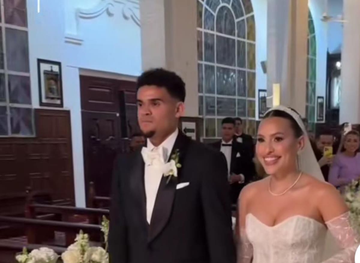 Luis Díaz y Gera Ponce salen de la Parroquia Inmaculada Concepción de Barranquilla donde contrajeron matrimonio. // Captura de video.