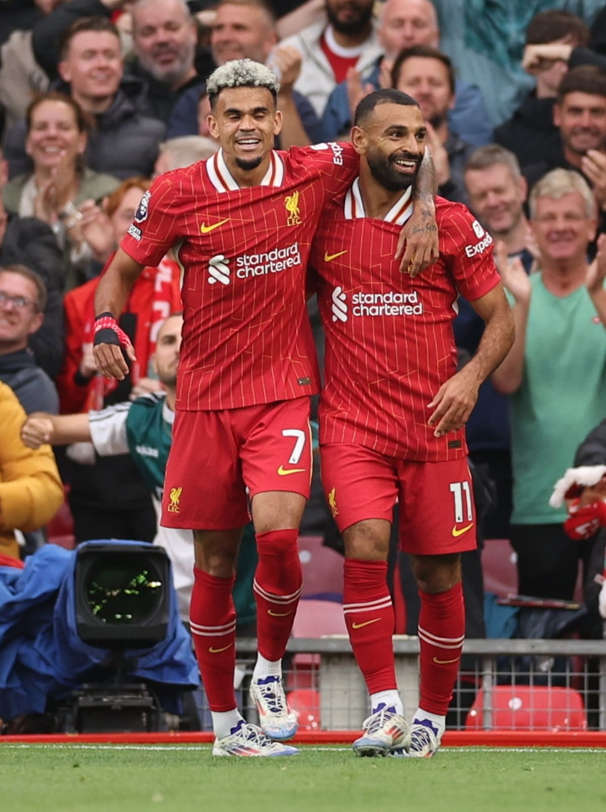 Luis Díaz y Mohammed Salah marcaron los tantos del Liverpool ante el Brentford. //EFE
