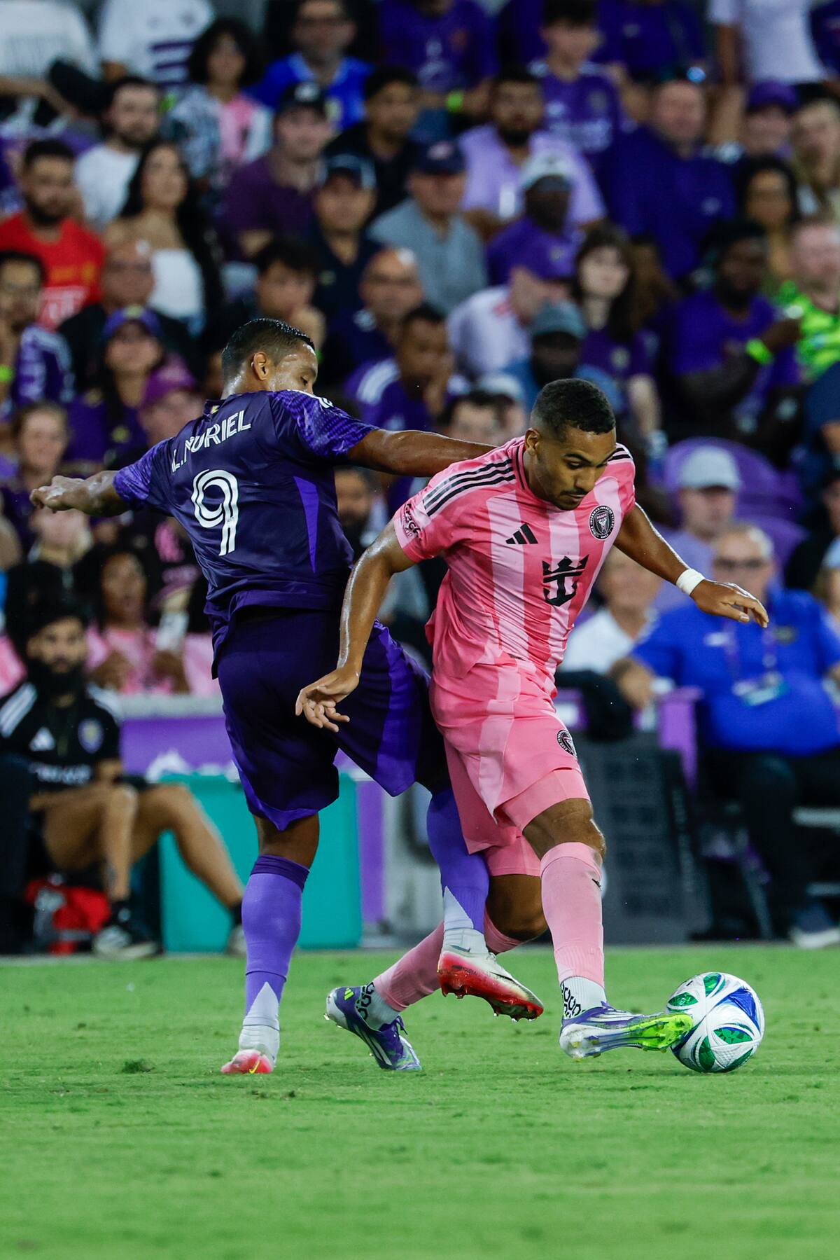 Luis Fernando Muriel anotó dos tantos y asistió en la victoria de Orlando City. //Foto, AP: Kevin Kolczynski