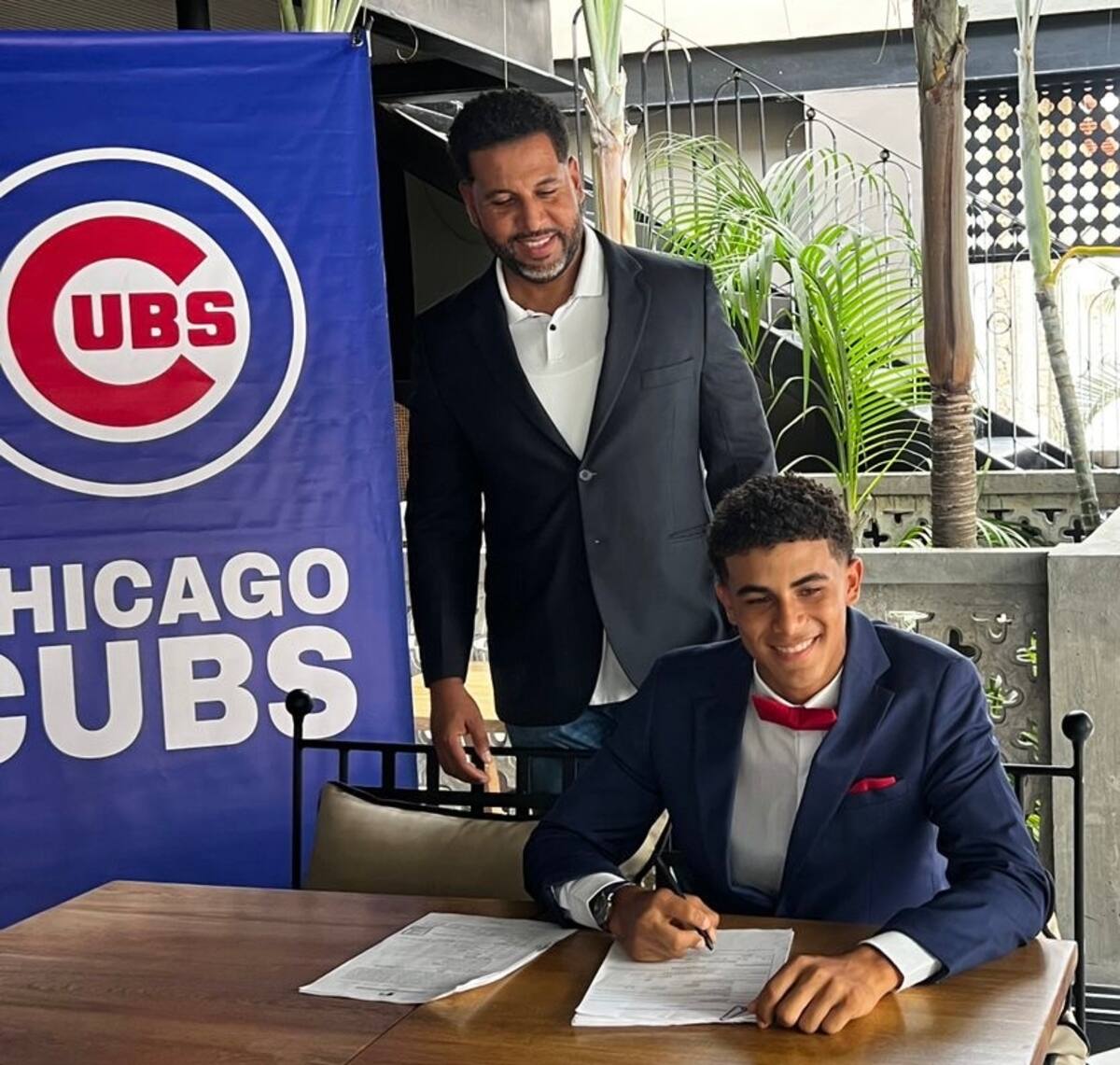 Luis Gabriel, en el momento de la firma con el scout Manuel Esquivia. //Cortesía