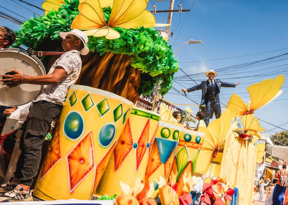 Luis Mauricio Aragón, Rey Momo del Carnaval de la 44 durante la Batalla de Flores de este sábado.//Cortesía Carnaval de la 44.
