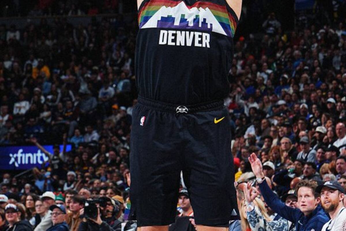 Nikola Jokic firma una noche histórica y rompe récords en la NBA