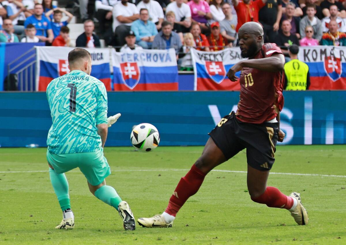 Romelu Lukaku (R) de Bélgica no logra anotar contra el portero eslovaco Martin Dubravka durante el partido del grupo E de la UEFA EURO 2024 entre Bélgica y Eslovaquia, en Frankfurt Main, Alemania, el 17 de junio de 2024. //EFE