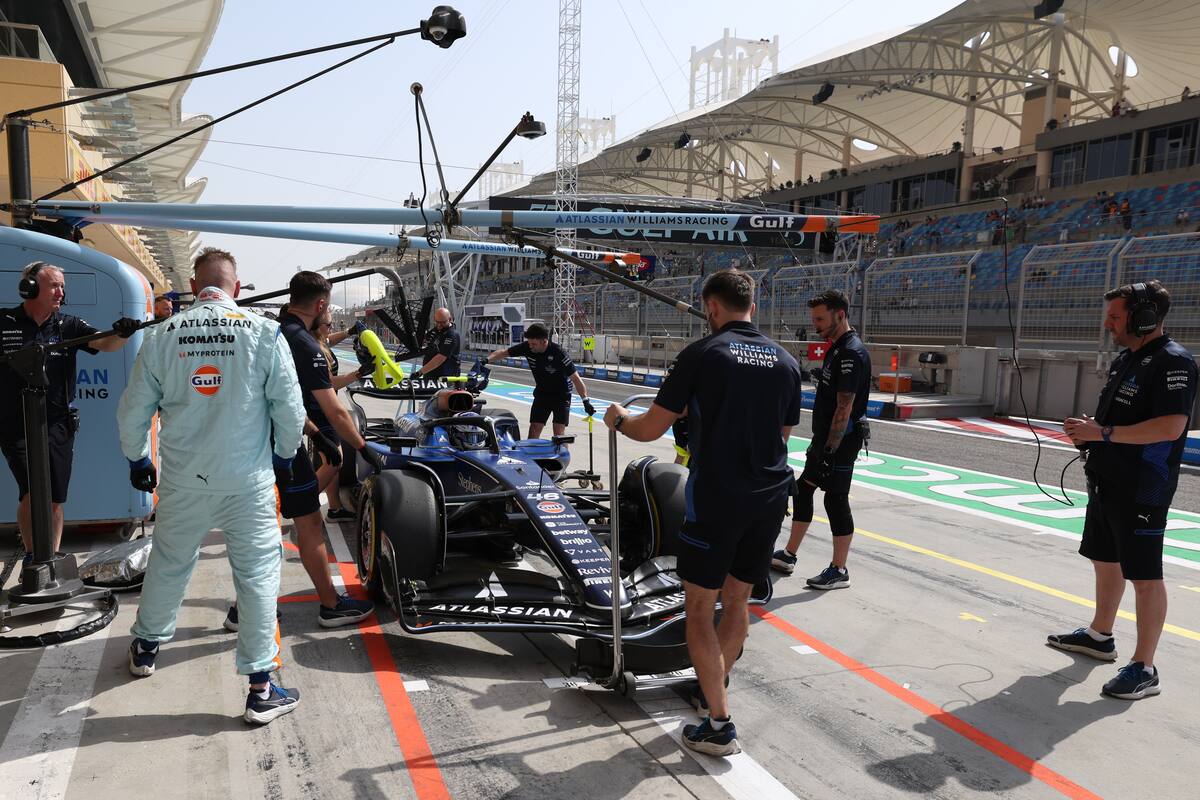 Video: Luke Browning casi choca a su compañero Alex Albon en Bahréin