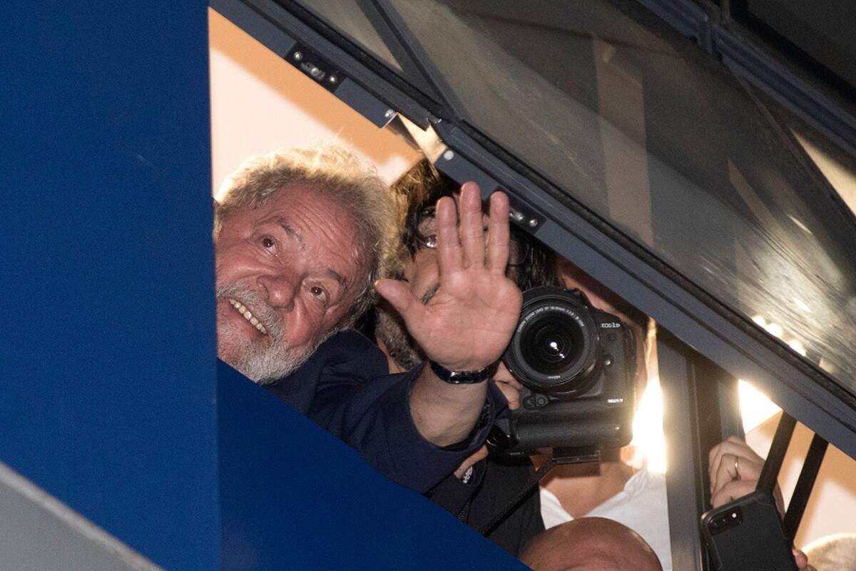 El expresidente de Brasil Luiz Inácio Lula da Silva fue registrado este viernes al saludar, desde una ventana del sindicato metalúrgico, a los militantes del Partido de los Trabajadores (PT) que se agolpan en los alrededores de la sede sindical, en Sao Bernardo do Campo, en Sao Paulo (Brasil). EFE