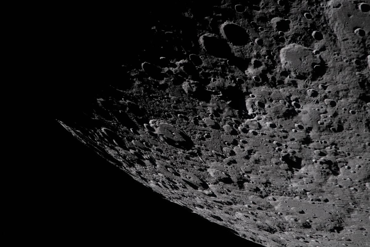 Terreno plagado de cráteres del borde oriental de la cuenca del Polo Sur-Aitken, con el terminador sombreado,el límite entre el día y la noche lunares. // NASA