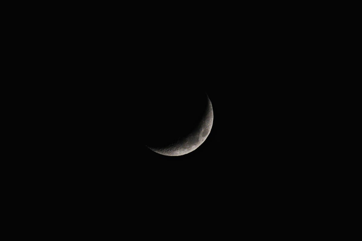 Luna, Venus y Saturno dibujan una sonrisa en el cielo. // Foto: Pexels - Mattehew Heneghan.
