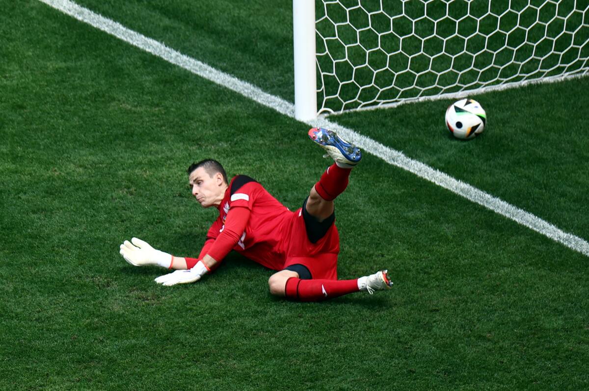 El portero Andrii Lunin de Ucrania concede el 0-3 durante el partido de fútbol del Grupo E de la UEFA EURO 2024 entre Rumanía y Ucrania, en Munich, Alemania, el 17 de junio de 2024. //EFE
