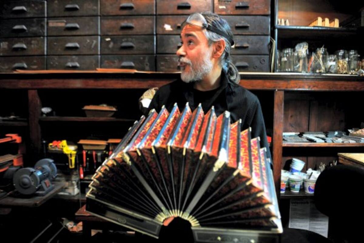 Luthier Oscar en el Museo del Bandoneon en Buenos Aires (Argentina). DANIEL GARCÍA - AFP