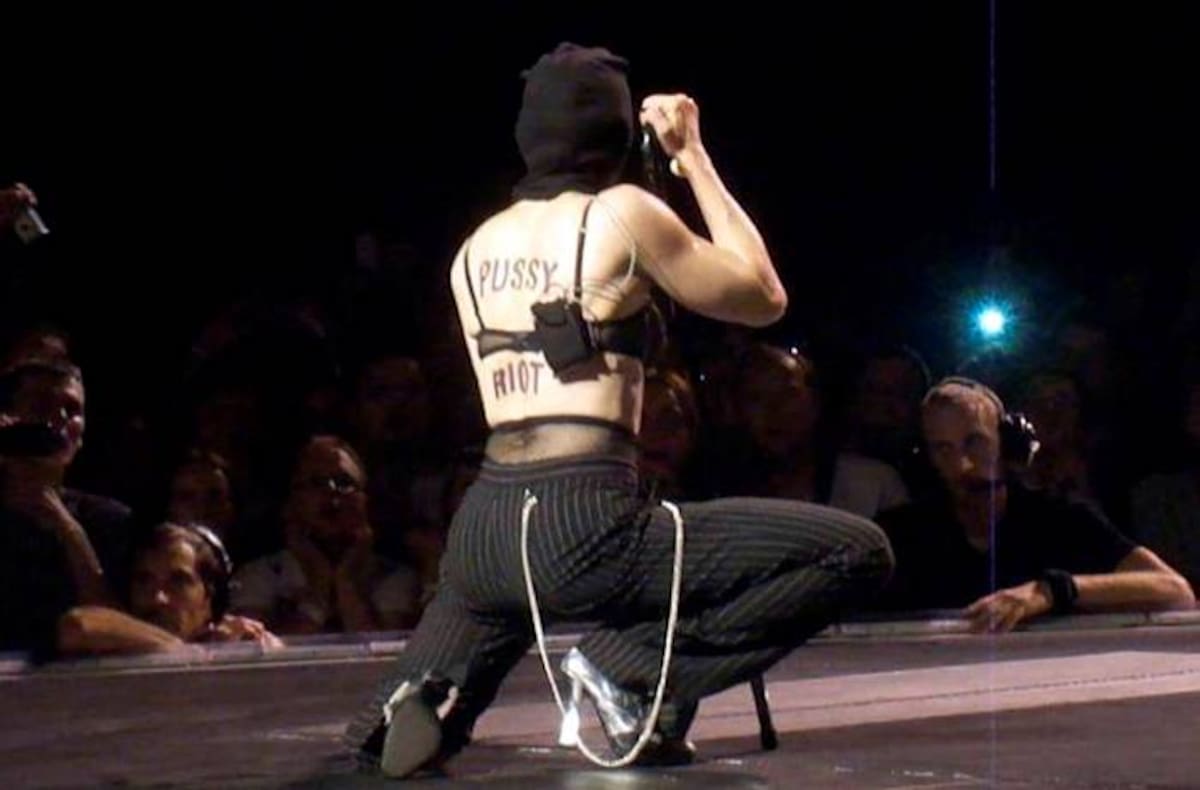Madonna llevó escrito en su espalda el nombre de la banda "Pussy Riot", encarceladas por bailar en la catedral principal de Moscú cantando "Virgen María, íllévate a Putin!". AP OLEG SHARAN