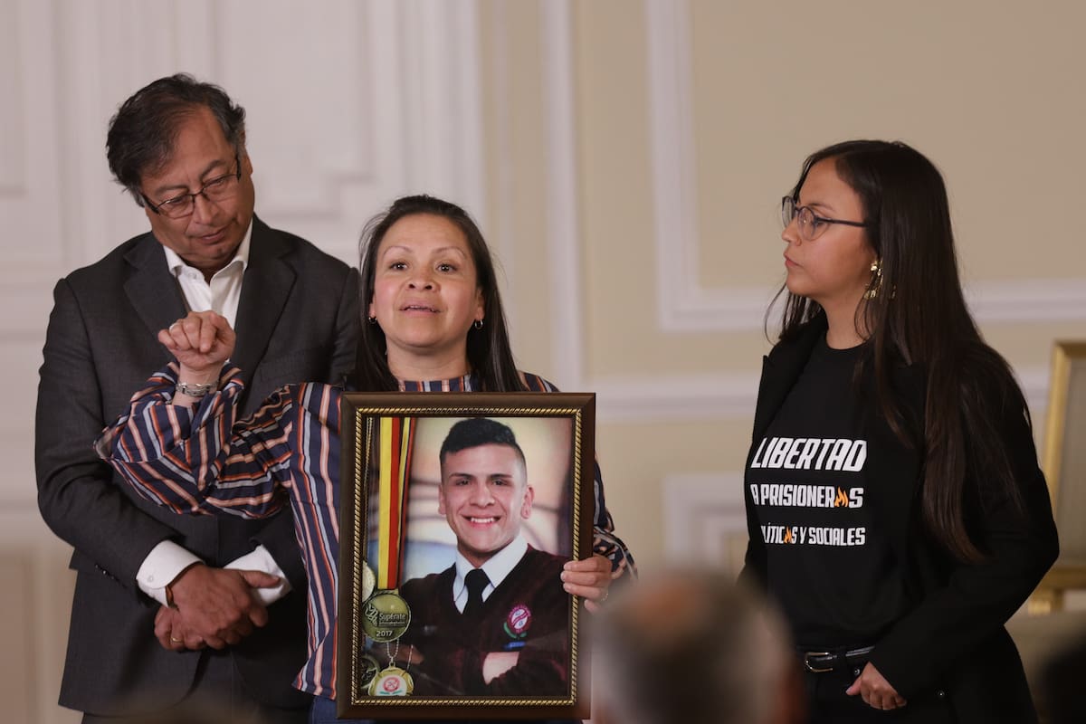 Jenny Alejandra Medina (c), madre de Dilan Cruz, junto al presidente de la República, Gustavo Petro (i). // Foto: Colprensa.