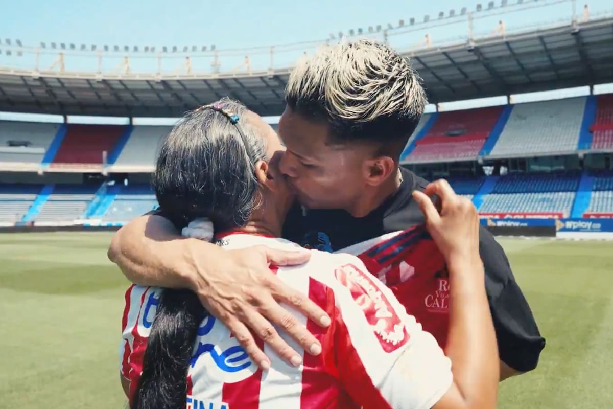 Teófilo Gutiérrez recibió de su madre la camiseta de Junior en el ‘Metro’