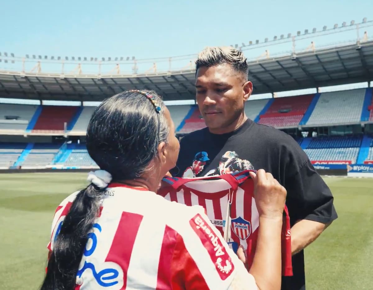 Momento en el cual la madre de Teófilo Gutiérrez, Cristina Roncancio Polo, le entregó la camiseta número 29 en el Estadio Metropolitano.//Cortesía.