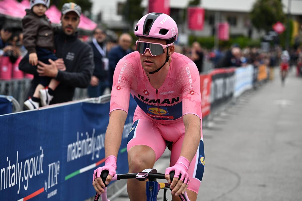 El ciclista danés Mads Pedersen, del equipo Lidl Trek, con el maillot rosa de líder de la general, llega a la salida de la sexta etapa del Giro de Italia. //EFE