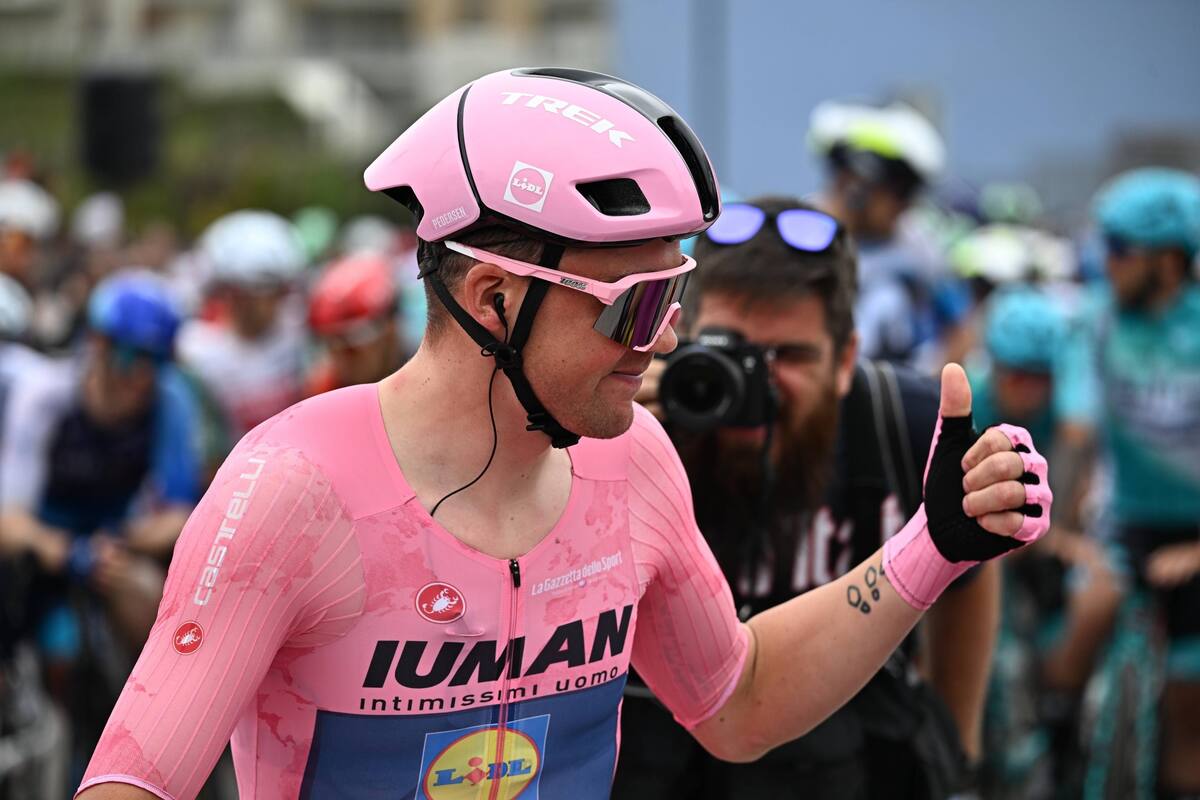 El ciclista danés Mads Pedersen, del equipo Lidl Trek, con el maillot rosa de líder de la general, espera en la línea de salida de la sexta etapa del Giro de Italia. //EFE
