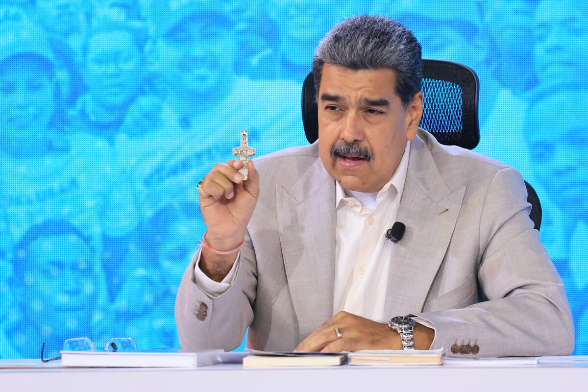 Fotografía cedida por Prensa del Palacio de Miraflores del presidente de Venezuela, Nicolás Maduro, hablando en su programa semanal de televisión 'Con Maduro +'.
