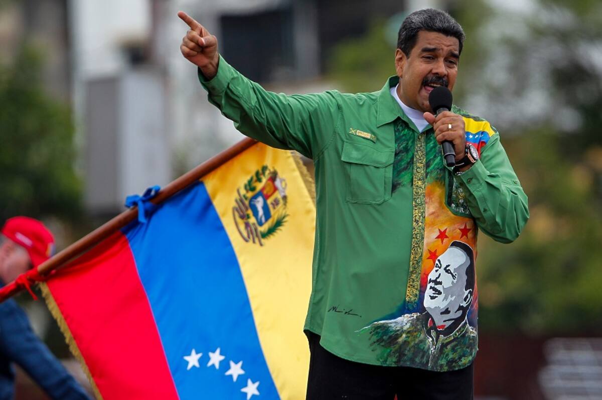 El presidente venezolano, Nicolás Maduro, saluda durante su evento de cierre de campaña en Caracas (Venezuela). EFE