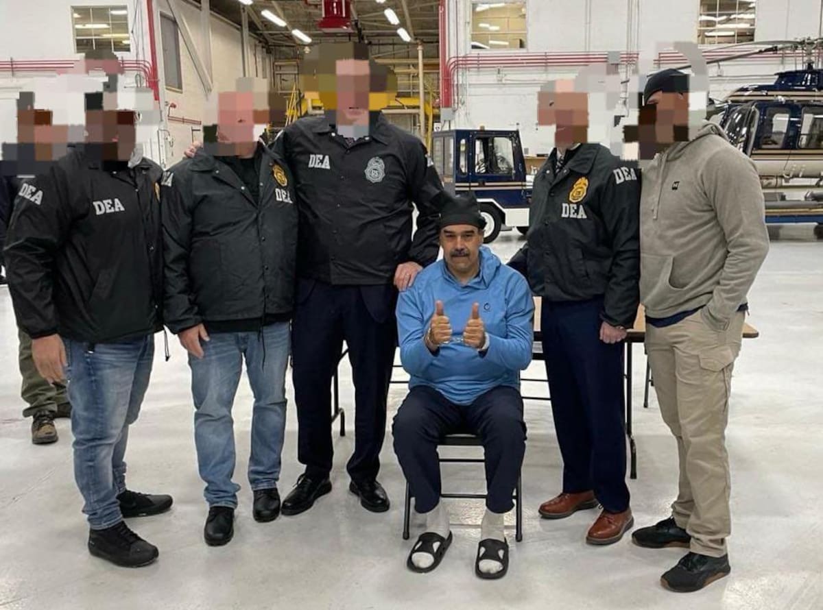 La insólita foto de Nicolás Maduro posando junto a agentes de la DEA. // Foto: tomada de X @VozMediaUSA.