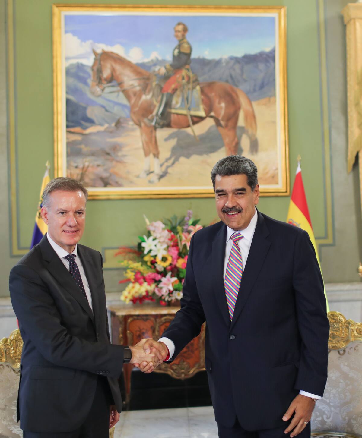 Presidente venezolano Nicolás Maduro (d) saludando a Álvaro Albacete, nuevo embajador del España en Venezuela, durante la presentación de credenciales este lunes en Caracas (Venezuela). EFE/ Prensa Miraflores