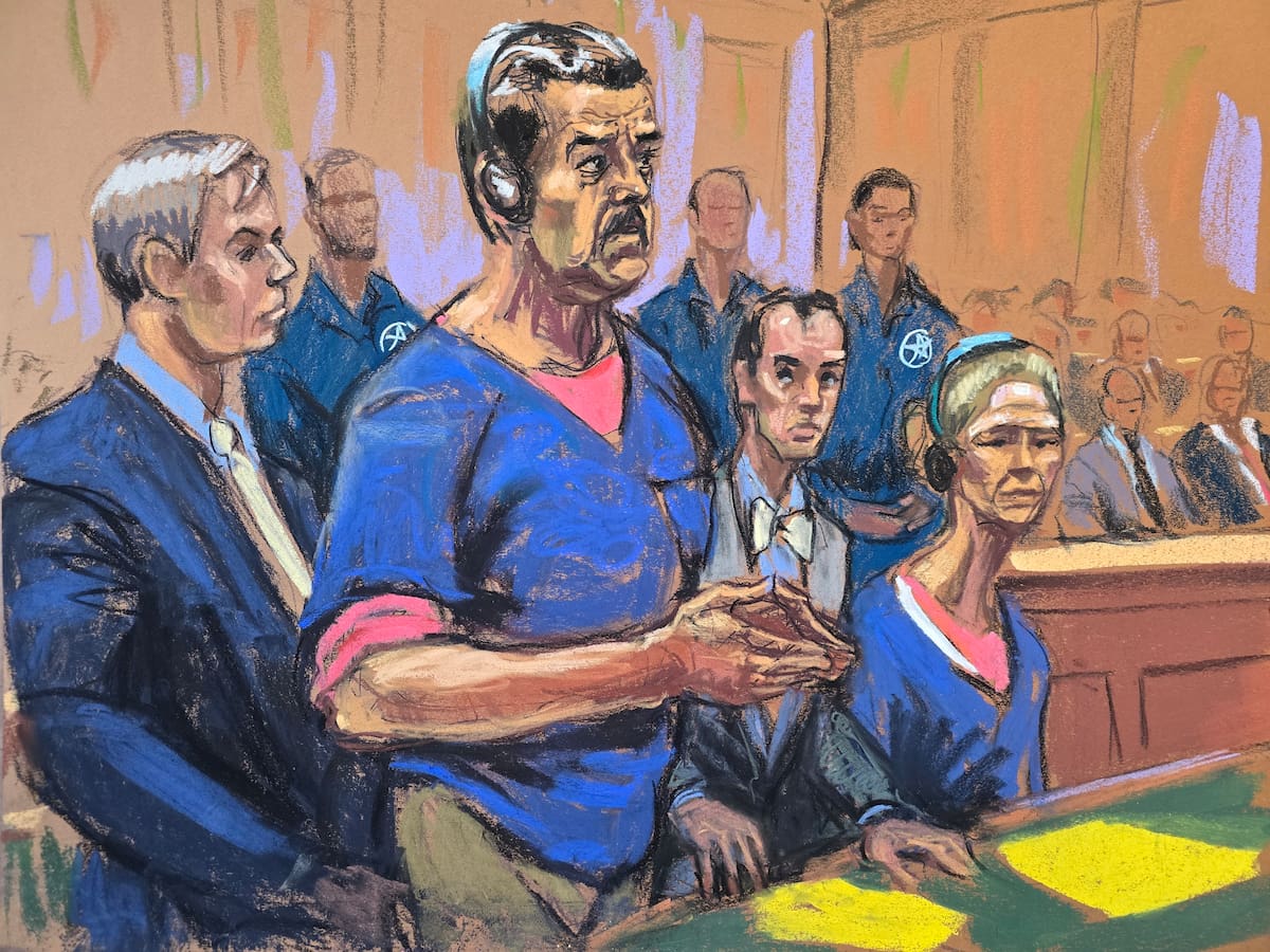 Fotografía de un dibujo realizado por la artista Jane Rosenberg donde aparece el presidente de Venezuela, Nicolás Maduro (c), junto a su esposa,, Cilia Flores (d), compareciendo ante un tribunal federal en Nueva York (EE.UU.). EFE/ Jane Rosenberg