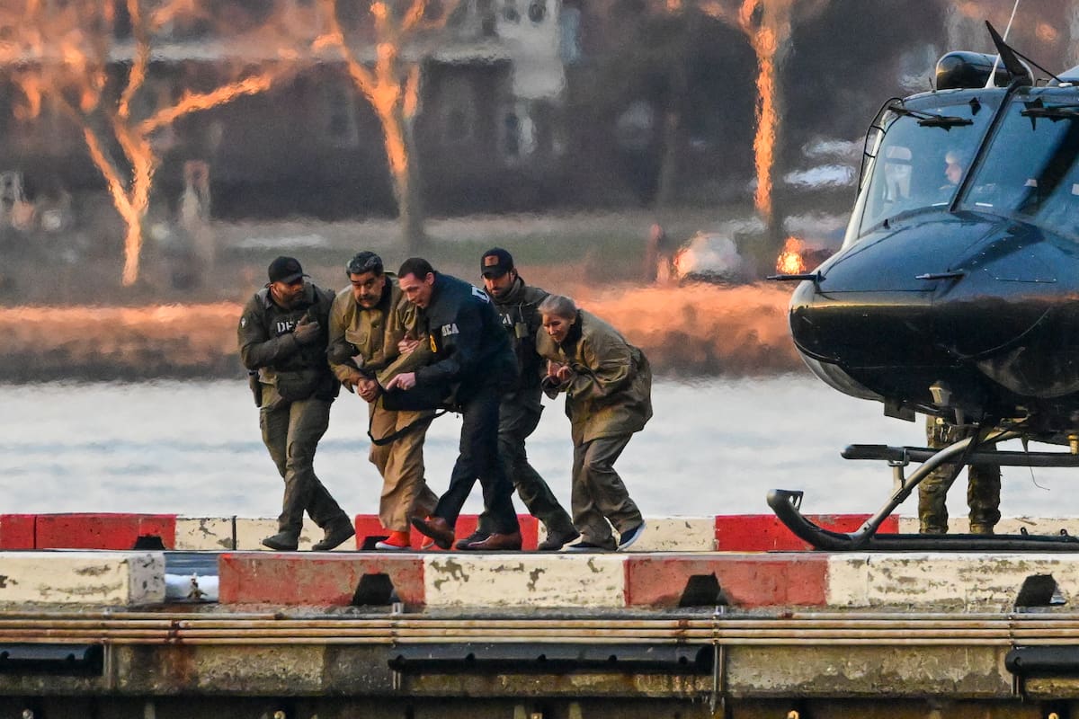 Fotografía del presidente de Venezuela, Nicolás Maduro, y su esposa, Cilia Flores, rumbo a la corte en Nueva York. // Foto: EFE/Stringer.