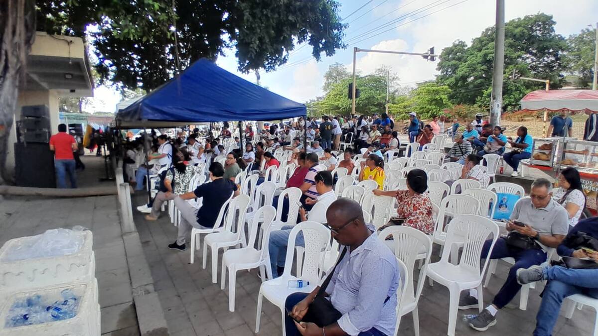 Maestros se concentran en la Institución Educativa Nuestra Señora del Carmen, atendiendo el llamado de Fecode. // Foto: Julio Castaño - El Universal