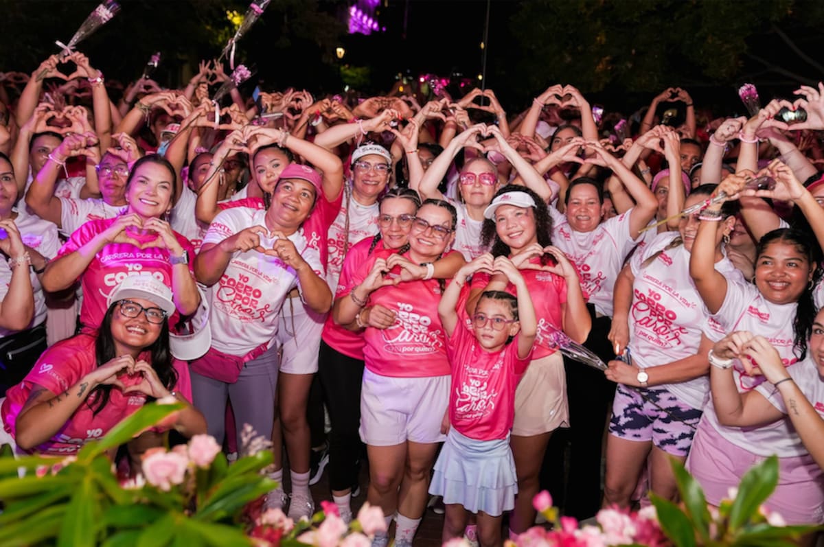 La gobernadora Margarita Guerra, fue la encargada de dar la partida de la carrera por la vida, en la que más de 5 mil personas corrieron por Caro y por las mujeres que siguen luchando contra el cáncer de mama.//Cortesía DCGDM.