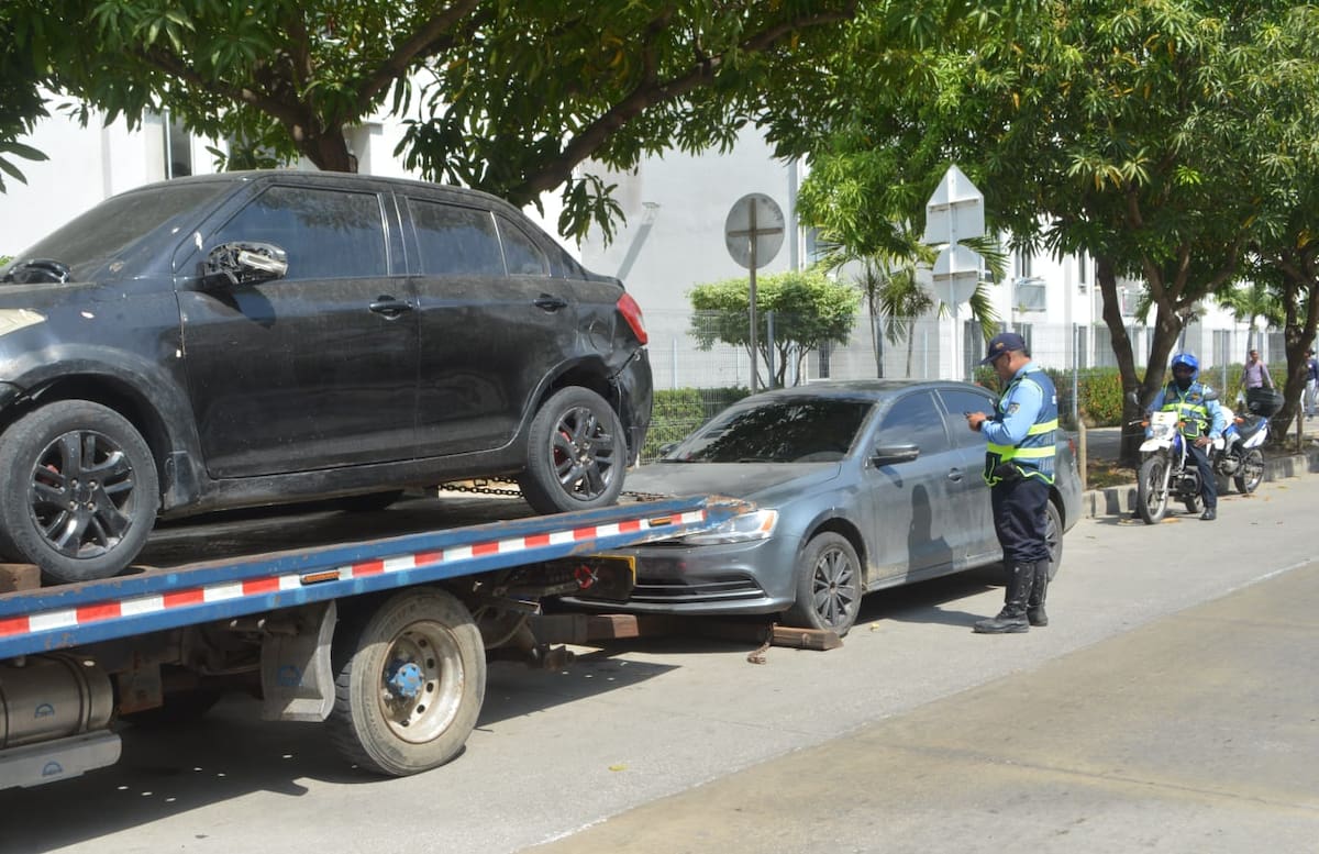 Inmovilización de vehículos en vía de Parque Heredia por mal parqueo. // Foto: Cortesía - DATT.