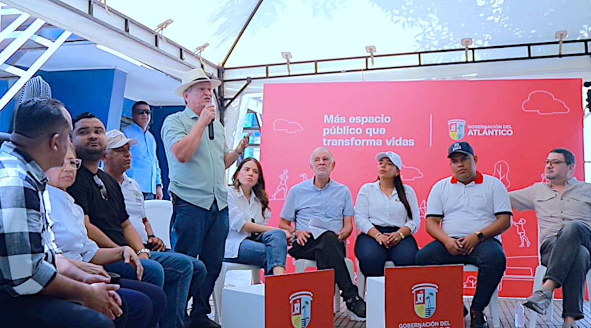 El gobernador del Atlántico, Eduardo Verano estuvo presente en el encuentro con la comunidad que se llevó a cabo en el municipio de Suan.//Cortesía Gobernación del Atlántico.