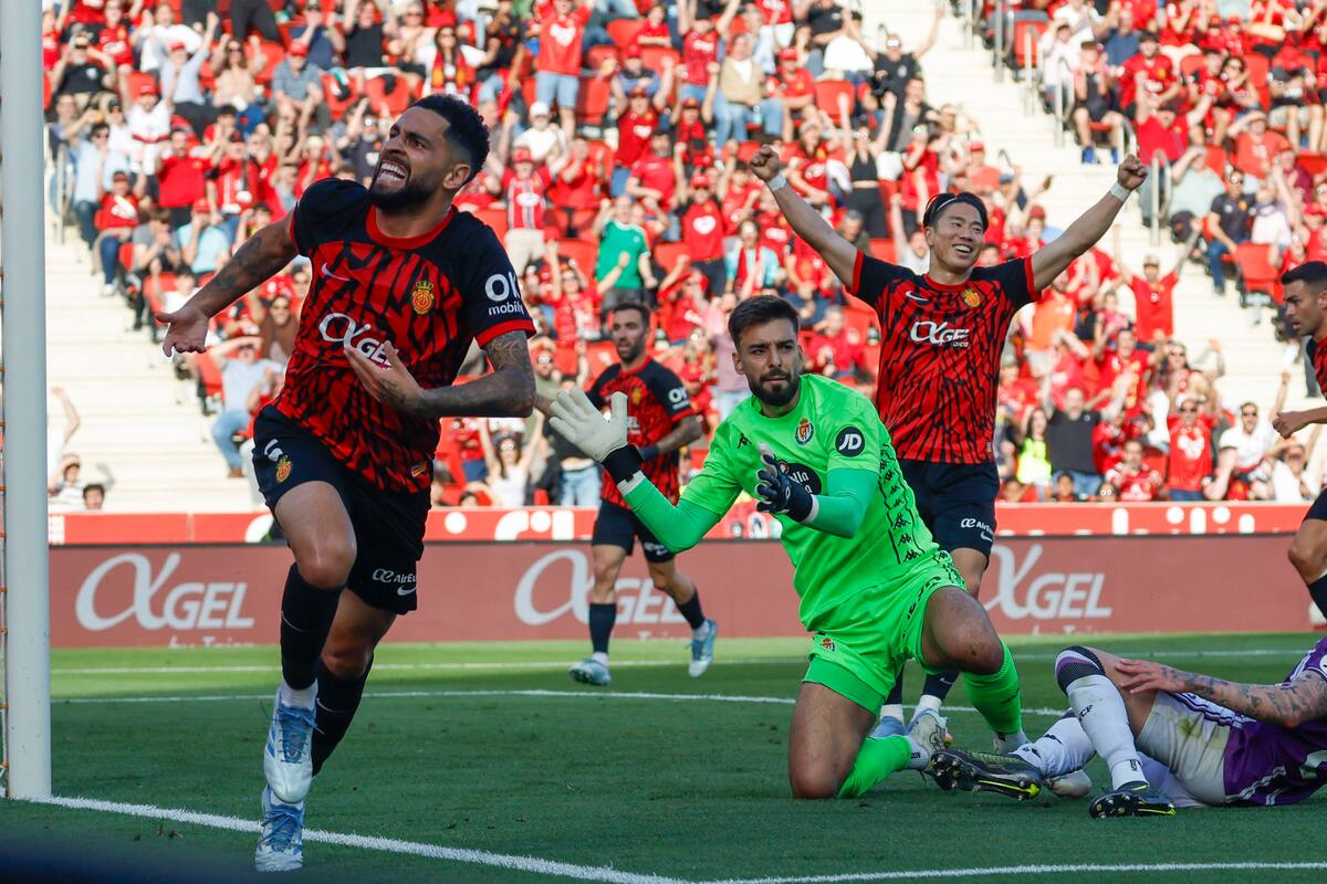 El centrocampista del Mallorca Omar Mascarell celebra su gol contra el Valladolid, durante el partido de la jornada 35 de LaLiga EA Sports. //EFE