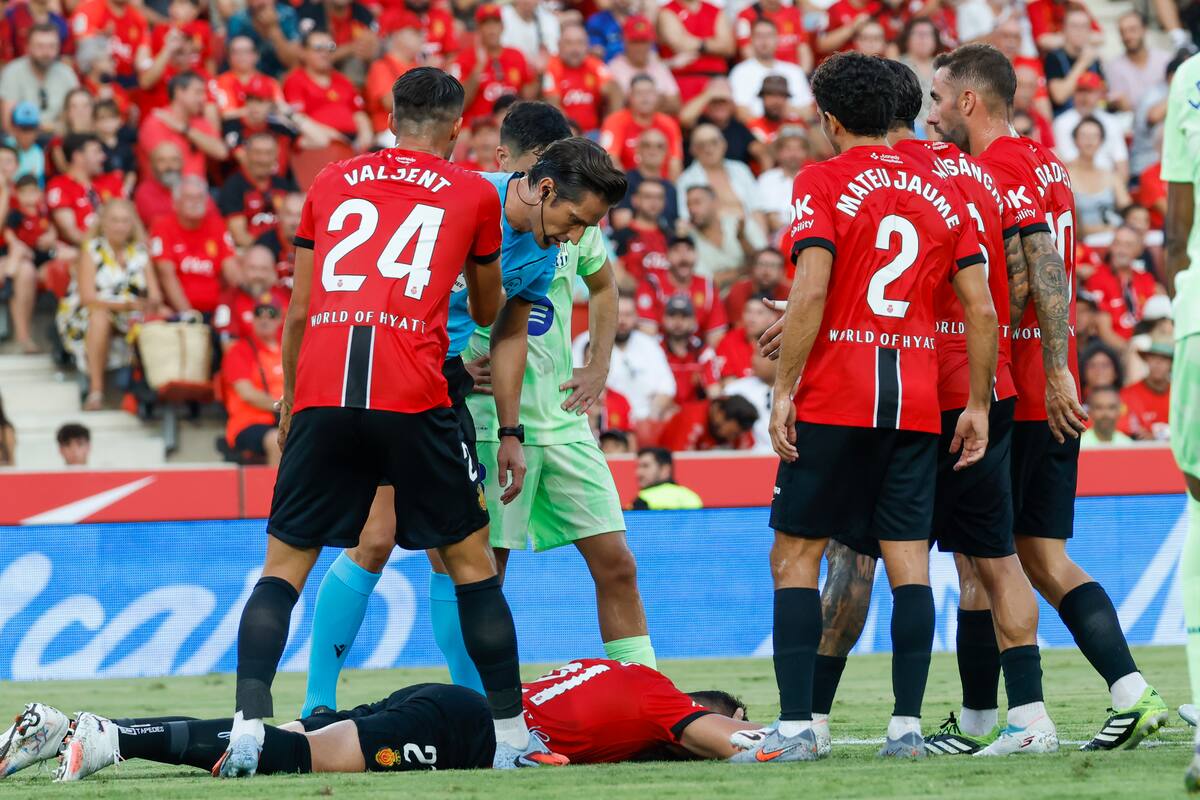 El defensa del Mallorca Antonio Raíllo tendido en el suelo (durante el gol que marca Ferrán Torres) en el partido de la primera jornada de LaLiga que RCD Mallorca y FC Barcelona disputan en el estadio de Son Moix. //Foto, EFE: Cati Cladera
