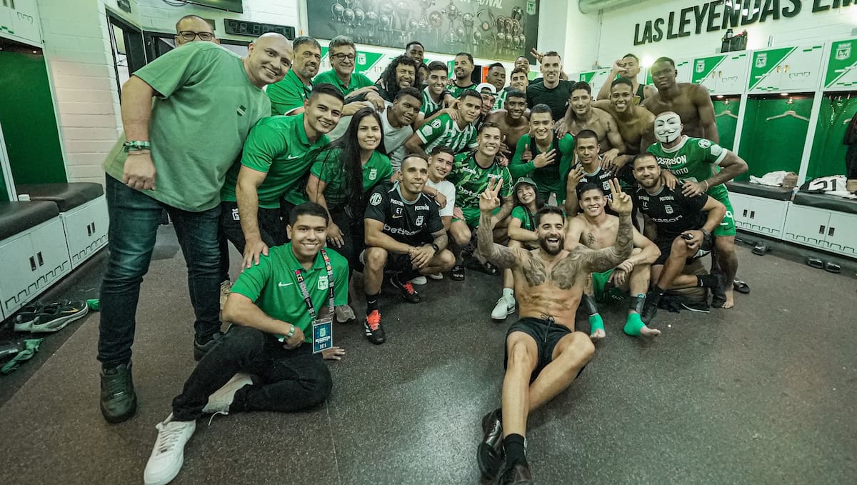 El cantante asistió al Atanasio Girardot para acompañar al equipo verdolaga y compartió con sus hinchas durante el partido frente al Medellín.// Foto tomada de IG: @nacionaloficial