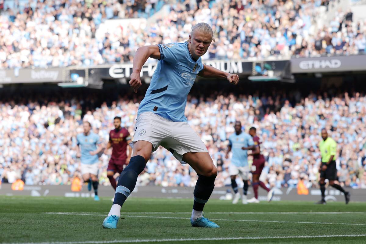 Erling Haland festeja uno de los tres goles. //EFE