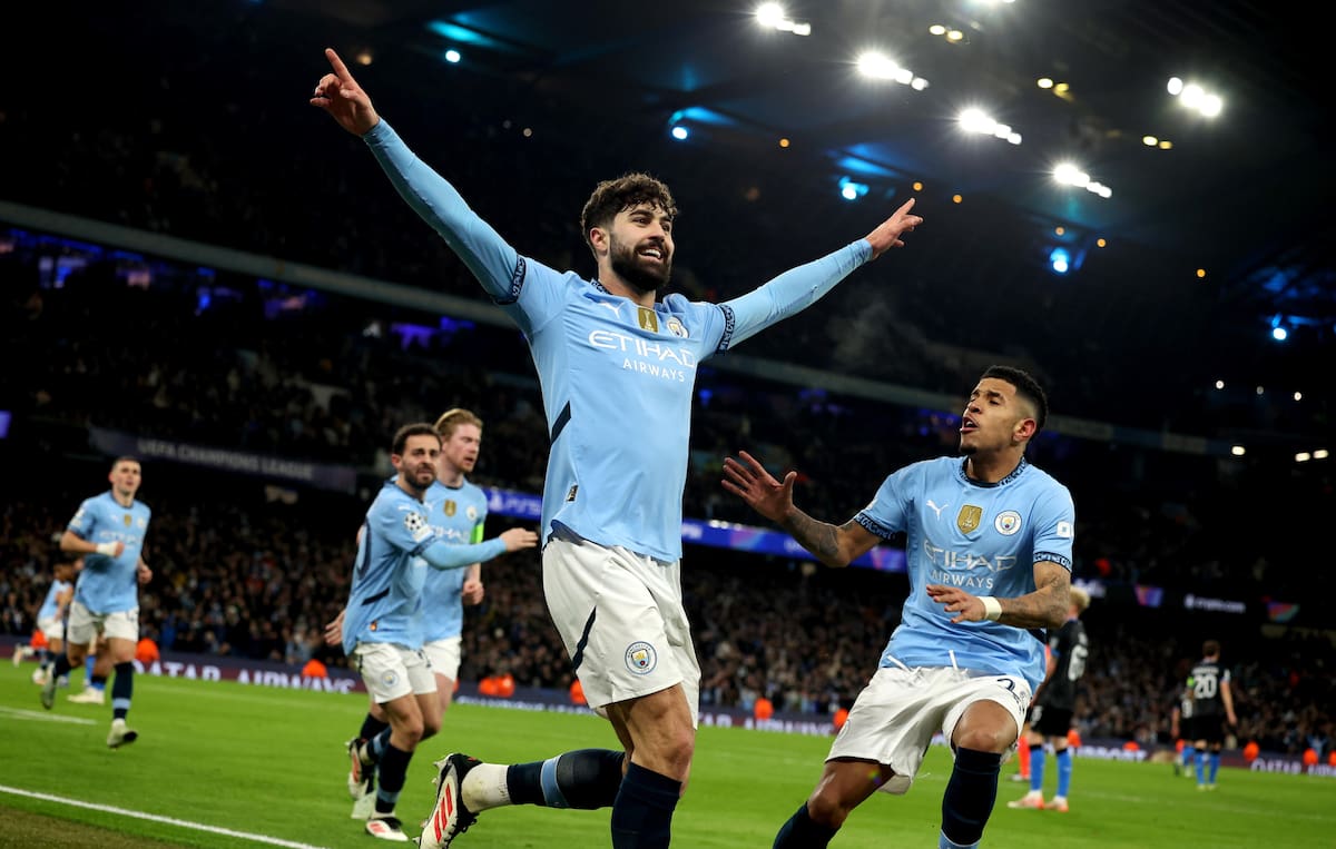 El futbolista croata del Manchester City Josko Gvardiol (C) celebra un gol ante el Brujas, en la Liga de Campeones. //EFE