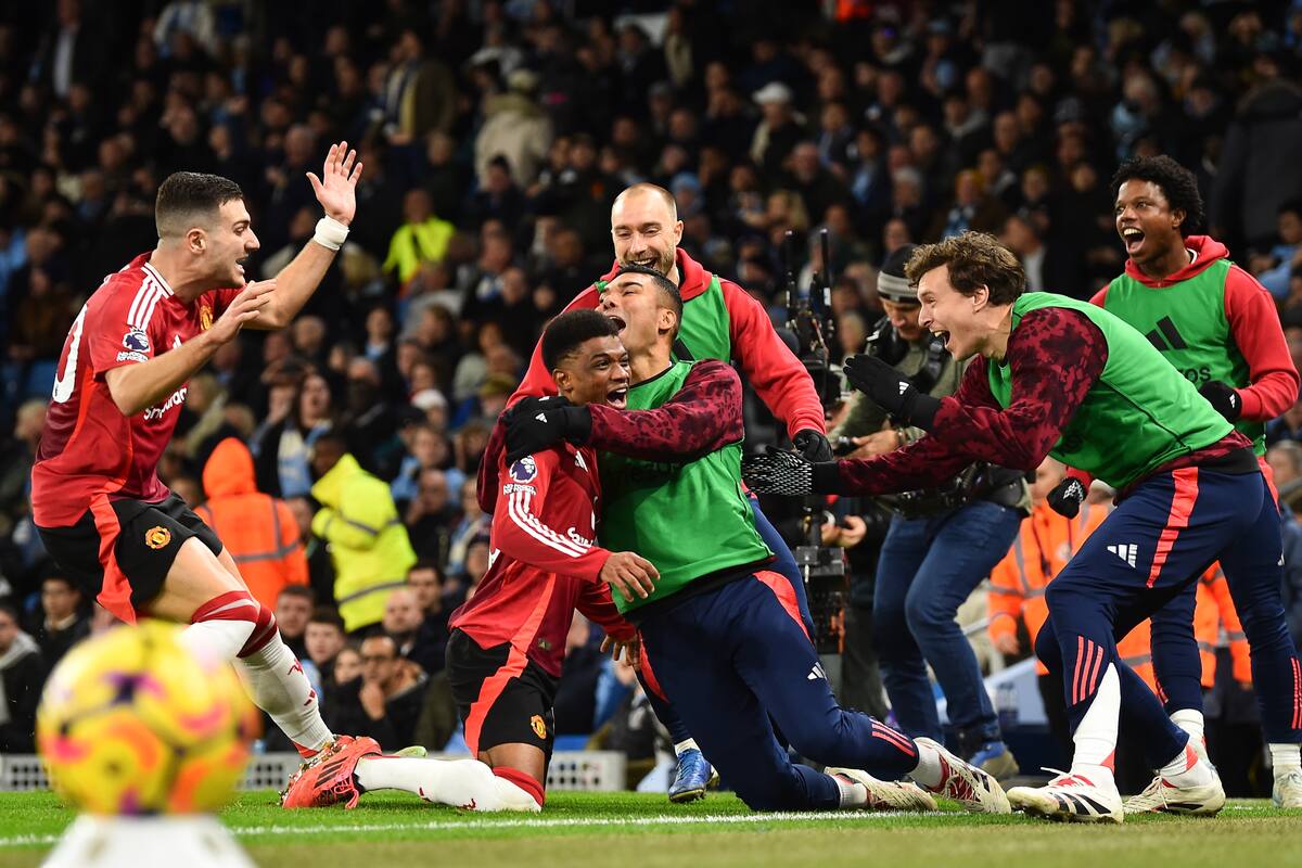 Manchester United remontó al City, en minutos, y lo hunde más en la crisis