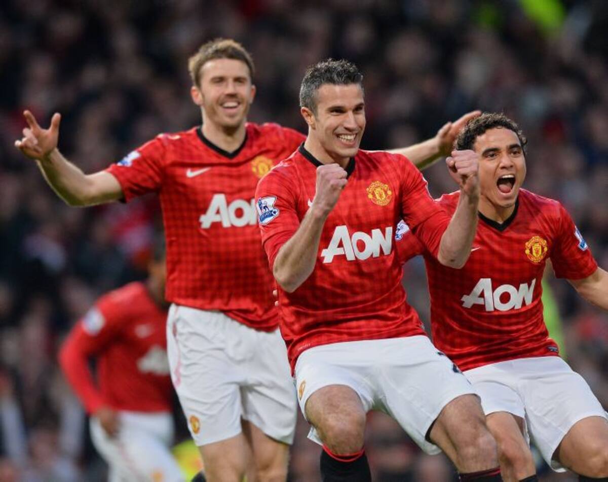 El holandés Robin van Parsie anotó los tres goles con que Manchester United se corona campeón de la Premier League. AFP