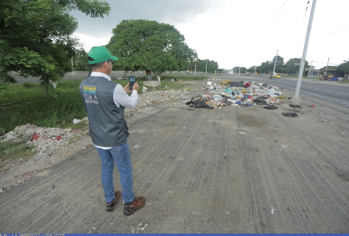 Tras la verificación de la C.R.A. en algunos municipios del Atlántico las basuras las arrojan el las orillas de las vías/Cortesía.