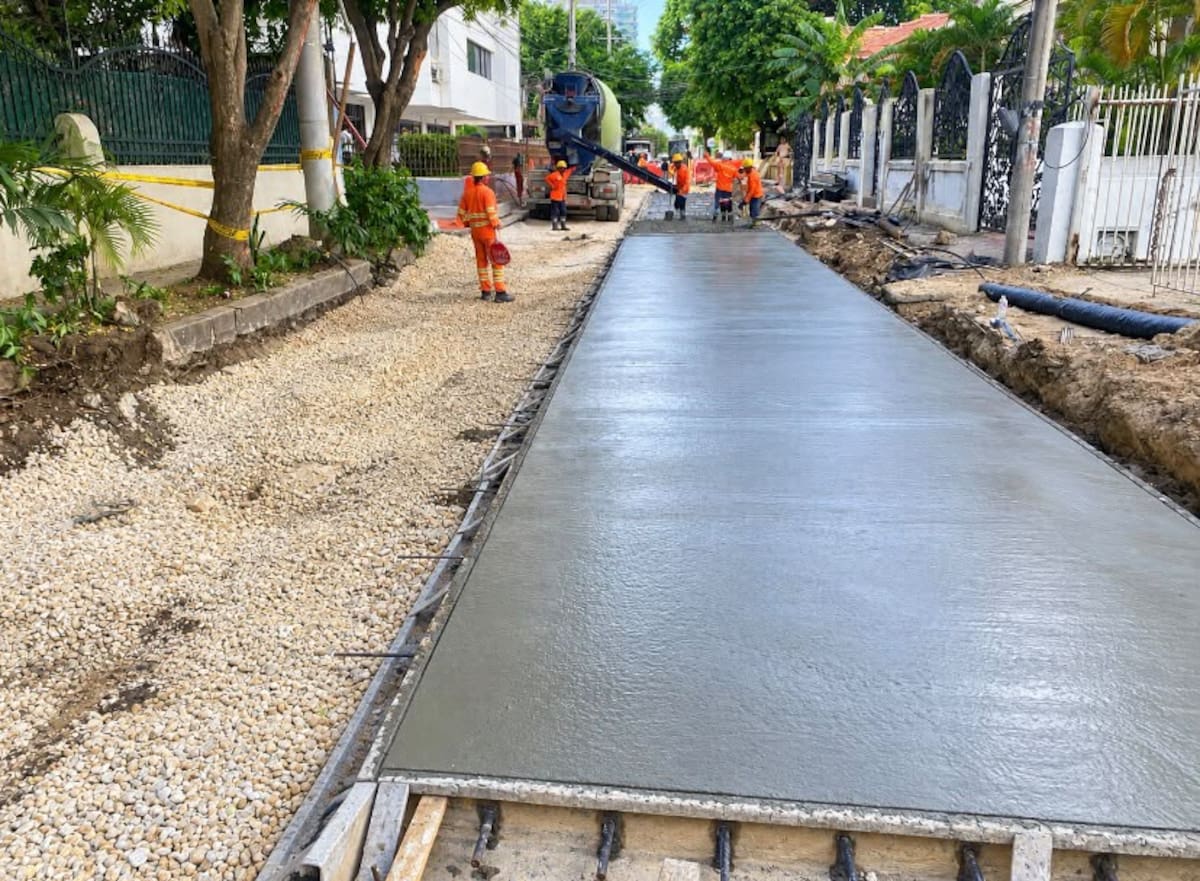 La Tercera Avenida de Manga comienza a recibir su nuevo pavimento. // Foto: Cortesía - Alcaldía de Cartagena.