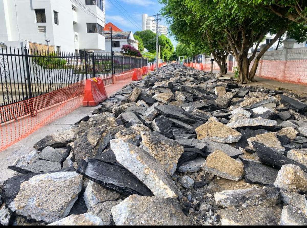 La Secretaría de Infraestructura inició el pavimento rígido en el carril izquierdo de la tercera avenida de Manga, mientras avanzan la renovación de redes de acueducto y alcantarillado. // Foto: Cortesía - Alcaldía de Cartagena.