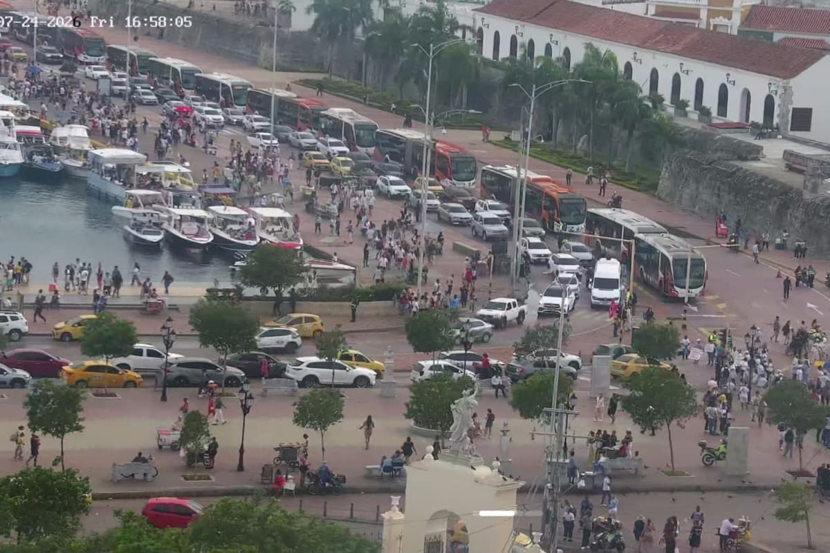 Manifestación en la Torre del Reloj provoca fuerte congestión vehicular en el Centro Histórico