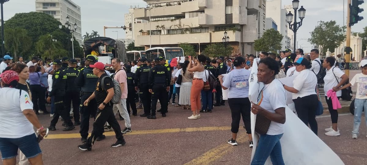 Manifestación en la Torre del Reloj provoca fuerte congestión vehicular en el Centro Histórico. // Óscar Díaz - EU